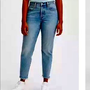 Levi’s mid rise wedgie frayed edge jeans….. women or teens